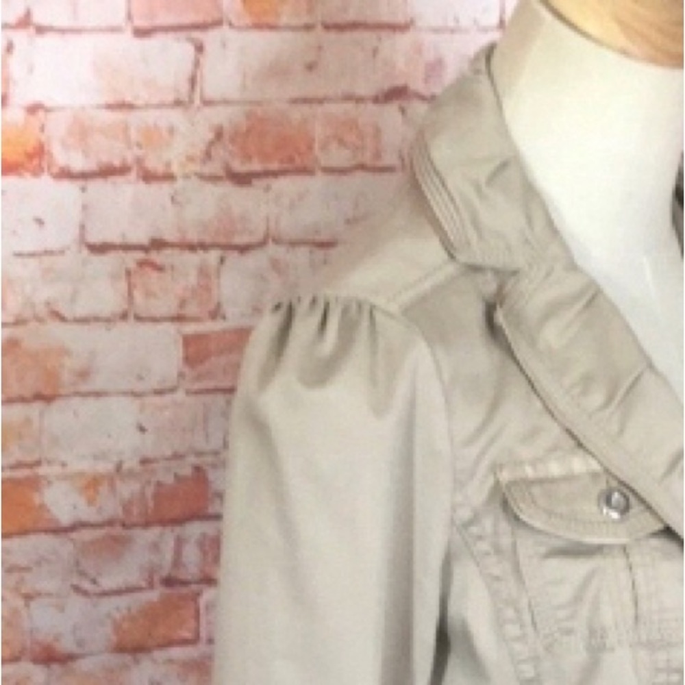 White House Black Market Tan
Tailored Cropped Button-Front Jacket - Picture 4 of 10